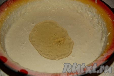 В конце влить растительное масло и хорошо перемешать. Тесто получится в меру густым.