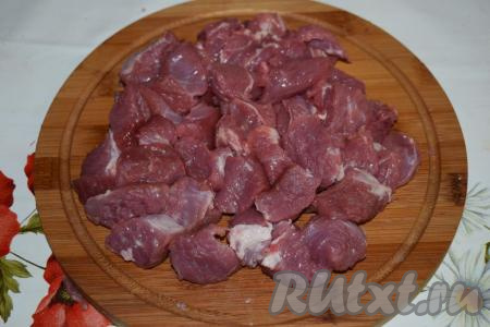 Говядину промыть, обсушить, нарезать на кусочки, примерно, равного размера.