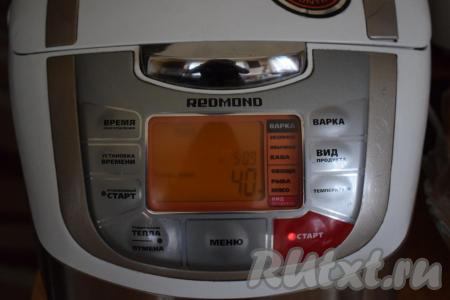 Мультиварку включить на режим "Жарка", выбрать вид продукта "Мясо" и дождаться, когда мультиварка начнет обратный отсчет.