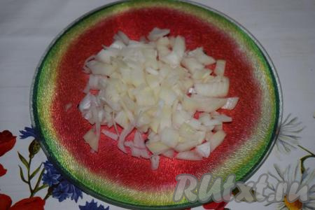 Затем крышку мультиварки закрыть и жарить говядину еще 10 минут. Пока мясо обжаривается, очистить лук и нарезать его на мелкие кубики.