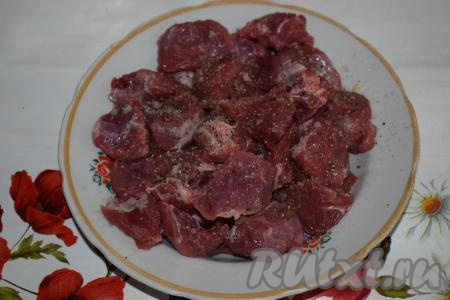 Сложить мясо в тарелку, посолить (я использую чесночную соль, поэтому чеснок не добавляю), пропустить чеснок через пресс и натереть мясо, поперчить, хорошо перемешать, оставить минут на 15.