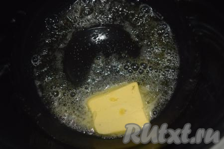 В чашу мультиварки налить растительное масло и добавить сливочное масло (желательно использовать домашнее сливочное масло, у него очень вкусный аромат и&nbsp; мясо в процессе готовки будет впитывать его в себя).