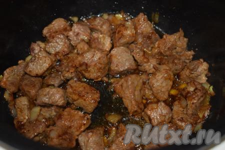 Перемешать мясо с луком и обжаривать, не закрывая крышку мультиварки и иногда помешивая, до прозрачности лука.