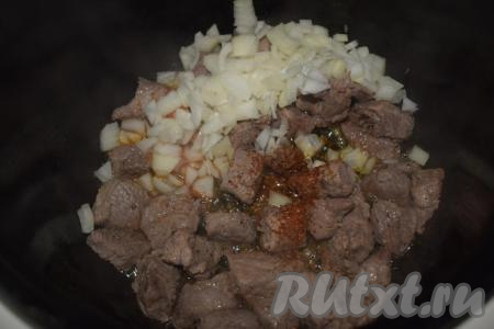 По истечении 10 минут открыть крышку мультиварки, если практически вся жидкость из говядины испарилась, значит пора добавлять измельченный лук, специи и паприку.