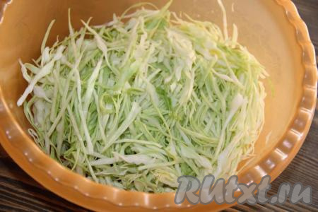 Капусту тонко нашинковать и слегка помять с солью.