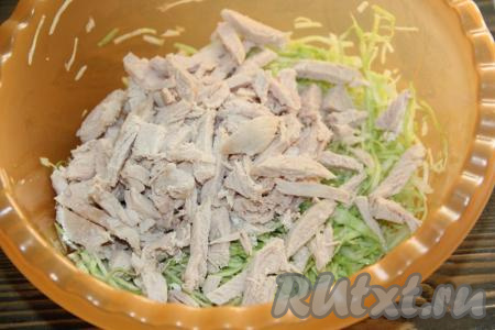 Куриную грудку отварить в подсоленной воде до готовности (в течение 30-40 минут), а затем остудить и нарезать на длинные брусочки или нарвать на волокна. Добавить куриное мясо к капусте.