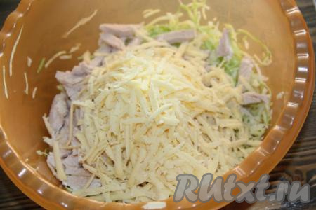 В салат из капусты и куриной грудки добавить сыр, натертый на крупной тёрке.