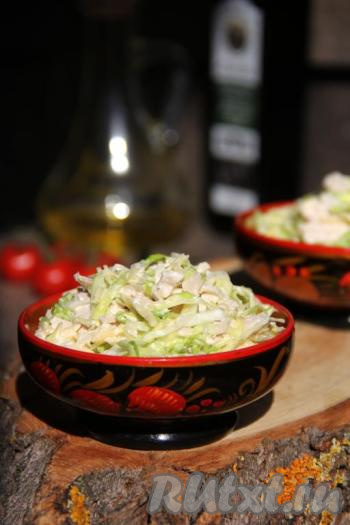 По желанию, можно добавить в салат чёрный молотый перец или паприку. Салат хорошо перемешать. Вкусный, сочный салат из свежей капусты с куриной грудкой заправить майонезом непосредственно перед подачей.