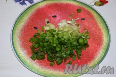 Нарезаем мелко зеленый лук.