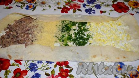 Подворачиваем два края&nbsp;лаваша (как на фото).