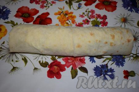 И сворачиваем рулетиком, начинаем&nbsp;сворачивать с одного из неподвернутых краев лаваша.