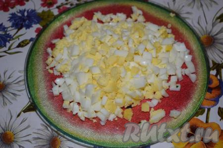 Отваренные вкрутую и очищенные яйца нарезаем на мелкие кубики.