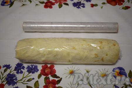 Далее, чтобы рулет лучше пропитался, заворачиваем его в пищевую пленку и отправляем в холодильник на 2-3 часа.