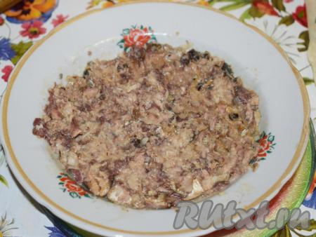 Сыр натираем на мелкой терке. Открываем рыбные консервы и сливаем сок, оставляя пару ложек. Разминаем рыбу при помощи вилки до однородности вместе с жидкостью.