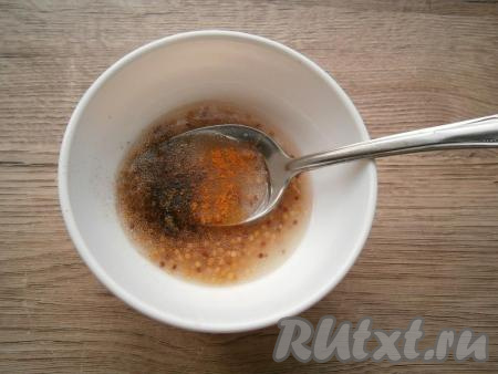 Сюда же добавить сахар, уксус, черный свежемолотый перец и молотый перец чили.