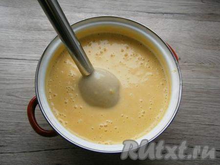 Варить овощи на самом слабом огне около 30 минут, затем добавить нарезанный чеснок и порошок карри. Проварить еще 5 минут. После этого пюрировать суп погружным блендером до однородного кремообразного состояния.