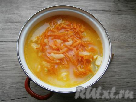 Отправить обжаренные овощи в кастрюлю с картофелем и кабачком, влить горячую воду и сливки. Жидкая составляющая должна покрывать овощи, довести до кипения, посолить, уменьшить огонь.