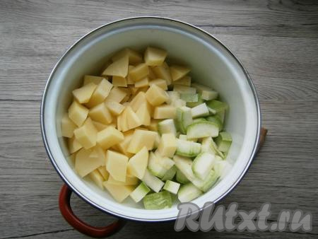 Морковь, картошку, чеснок и лук очистить, молодой кабачок можно не очищать от кожуры. Картофель и кабачок нарезать кубиками и выложить в кастрюлю.