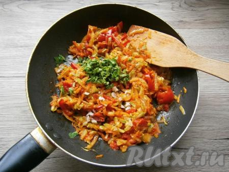 В конце добавить в сковороду измельченную петрушку и нарезанный мелко чеснок, перемешать и подержать на небольшом огне еще минуты 3-4, иногда помешивая.