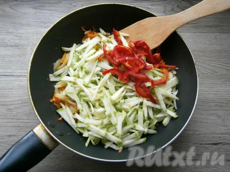  Кабачок и сладкий болгарский перец нарезать тонкой соломкой и добавить в сковороду.