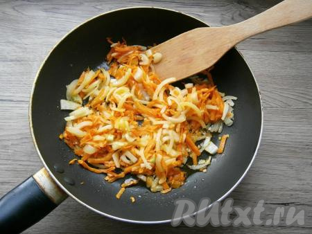 Морковь, чеснок и лук очистить, сладкий болгарский перец освободить от семян, молоденький кабачок можно не очищать от кожуры. Лук нарезать тонкими четвертинами, морковь натереть на крупной терке, обжарить на растительном масле на среднем огне до мягкости (5-6 минут), помешивая.