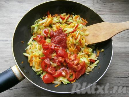 Добавить томатную пасту, нарезанные кусочками помидоры, посолить, поперчить, всыпать сахар,&nbsp; перемешать и обжаривать на небольшом огне, периодически перемешивая, минут 5-7.