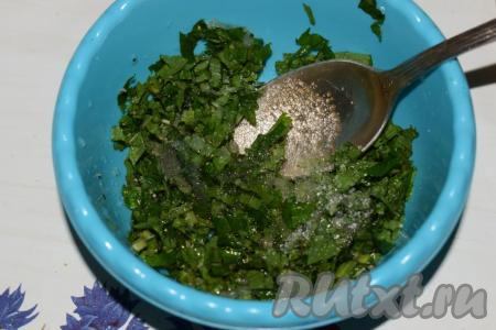 Добавить щепотку сахара (или по вкусу), хорошо перемешать  и дать постоять около 10 минут, для того чтобы мятный соус настоялся.