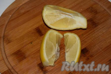 К нарезанной мяте добавить сок, выжатый из четверти лимона.