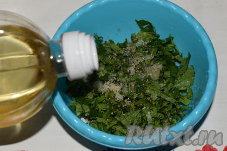 Посолить и поперчить мяту. Добавить растительное масло.