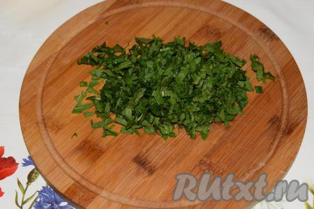 Листики мяты обсушить и нарезать.