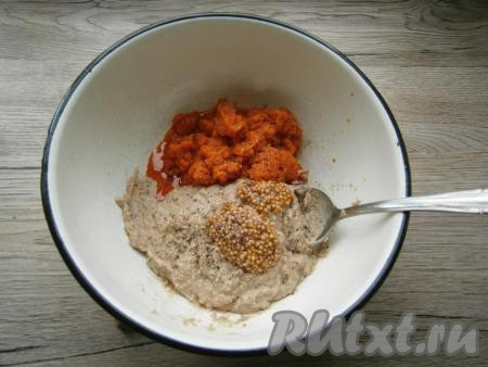 Паштет из селедки и лука переложить в миску, добавить остывшую кашицу из манки, черный молотый перец и французскую горчицу.