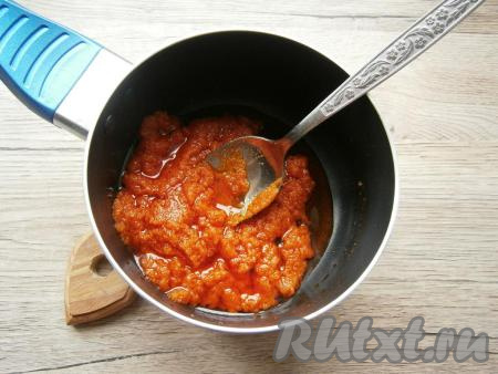 Довести масло с соком до кипения, уменьшить огонь и, постоянно помешивая, тонкой струйкой всыпать манную крупу, проварить пару минут, не забывая помешивать, чтобы получилась кашица.