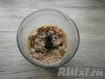 Нарезанные кусочки филе сельди поместить в чашу блендера, измельчить.