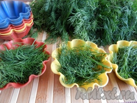 В маленькие силиконовые формочки (или другие, пригодные для замораживания, можно использовать большие формочки-кубики для льда) разложить укроп.
