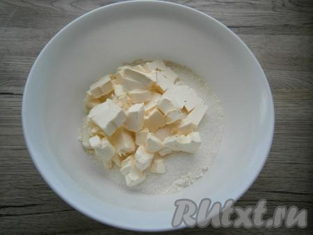 Для приготовления песочного теста смешать в миске муку, сахар и щепотку соли. Добавить нарезанное кусочками холодное масло (или маргарин).