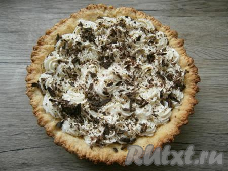 Творожную начинку посыпать сверху тертым или рубленным шоколадом.