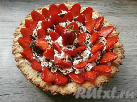 И затем песочный пирог с творогом украсить нарезанной пластинами свежей клубникой.