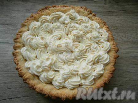 Наполнить творожной массой песочную основу, выдавливая ее из мешка в виде завитушек или цветочков.