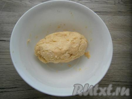 Быстро замесить мягкое, нежное песочное тесто, которое будет чуть липнущим.