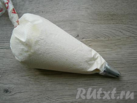 Творожную начинку поместить в кондитерский мешок с насадкой "звездочка".