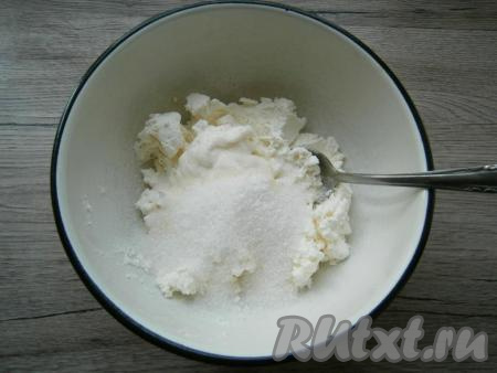 Приготовить начинку: смешать мягкий творог со сметаной, сахаром и ванильным сахаром. Масса должна быть без крупинок, однородной. Если у вас творог суховат, лучше начинку взбейте погружным блендером до однородности.