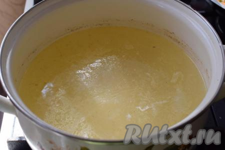 Из готового бульона убираем куриное мясо, морковку и лук (вареные овощи нам больше не понадобятся, они отдали бульону весь&nbsp;свой&nbsp;вкус&nbsp;и аромат). Куриное мясо&nbsp;смазываем чесночной солью или пропущенным через пресс&nbsp;чесноком и&nbsp;в дальнейшем подаем курицу к уже готовому супу.