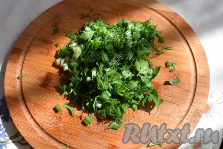 Зелень&nbsp;моем и шинкуем мелко.