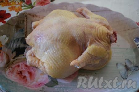 Курицу разрезать на кусочки, я использовала не всю курочку, а разделила ее на 2 части (одну часть я использовала для приготовления супа, а из второй части приготовила второе блюдо). Курицу лучше брать домашнюю, из нее получается ароматный и очень вкусный бульон, как раз такой, как нам нужен для супа.