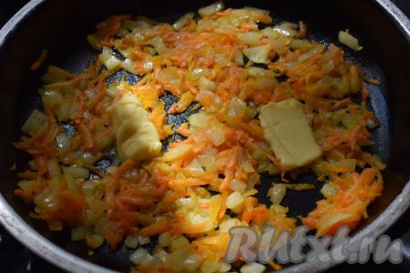 Как только овощи станут мягкими, выключаем огонь. Добавляем к обжаренным овощам кусочек сливочного масла (сливочное масло добавляется для того, чтобы суп имел сливочный аромат и вкус), перемешиваем.