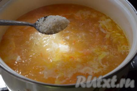 Подсаливаем куриный суп по вкусу (я использую ароматную чесночную соль) и доводим до готовности яичной лапши на небольшом огне.