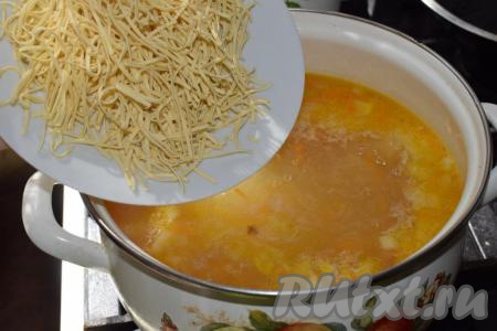 Затем в бульон с картофелем выкладываем обжаренные овощи, ждем закипания и добавляем яичную лапшу.