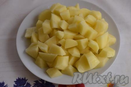 Пока варится куриный бульон, очистим картофель и нарежем его на кусочки.