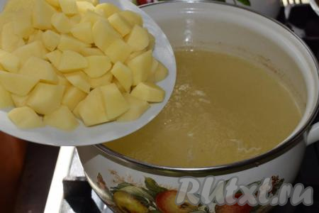 Добавляем картофель в кипящий бульон, варим с момента закипания, примерно, 8 минут на небольшом огне.