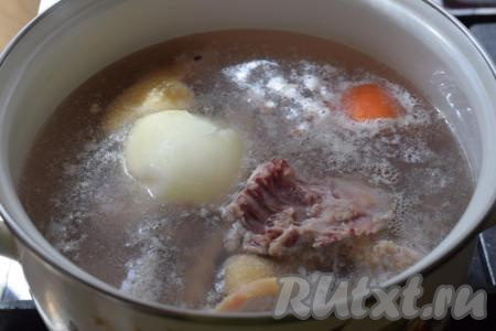 В кастрюлю кладем кусочки курицы, одну целую луковицу и одну целую морковь (овощи предварительно нужно очистить).&nbsp;Заливаем холодной водой и ставим на огонь. Доводим до кипения и снимаем образовавшуюся пену. Варим курицу с овощами до готовности, примерно, 40 минут, на медленном огне.